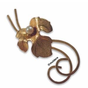 Vintage Sarah Coventry Costume Jewelry Gold Tone Leaf Faux Pearl Brooch Pin